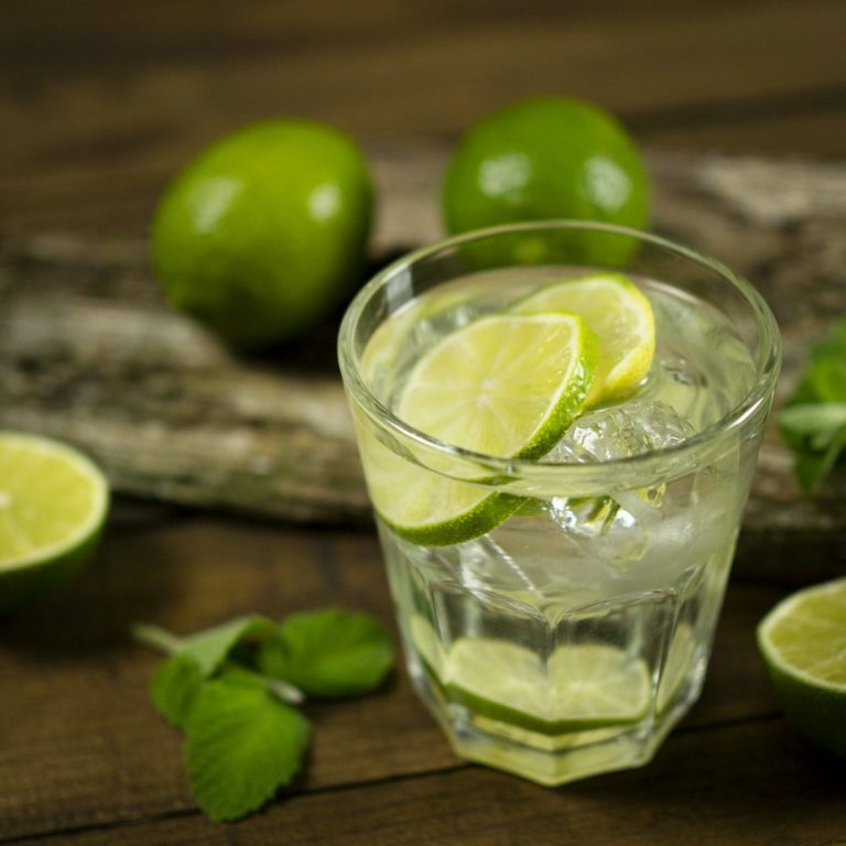 Cocktailglas mit Eis
